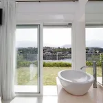 Seafront Luxury Escape With Infinity Pool 别墅 *