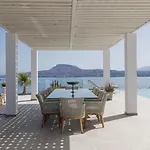 Seafront Luxury Escape With Infinity Pool 别墅 *
