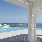 Seafront Luxury Escape With Infinity Pool 别墅 *