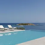 Villa Seafront Luxury Escape With Infinity Pool *