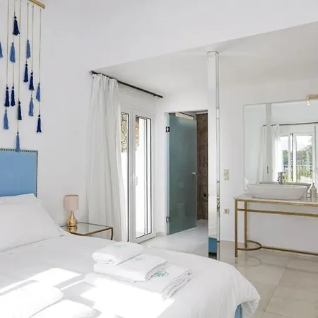 Seafront Luxury Escape With Infinity Pool