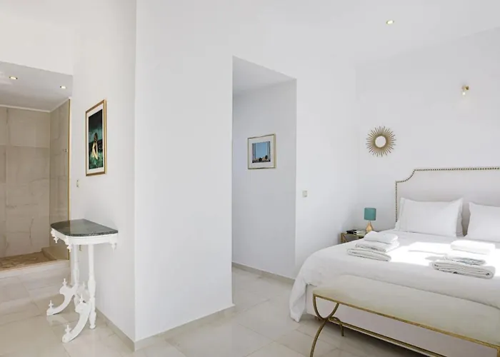 Seafront Luxury Escape With Infinity Pool *