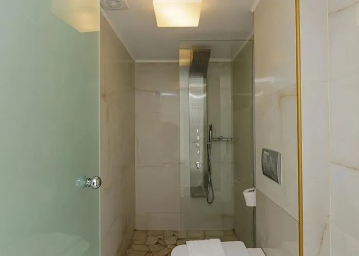 Seafront Luxury Escape With Infinity Pool