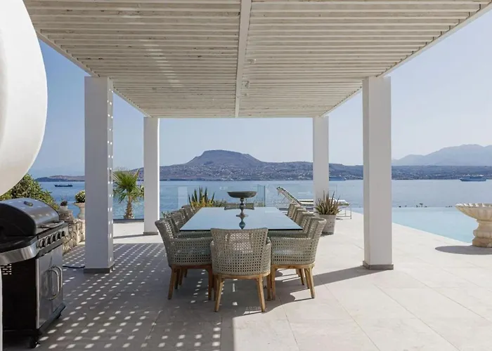 Seafront Luxury Escape With Infinity Pool ヴィラ *