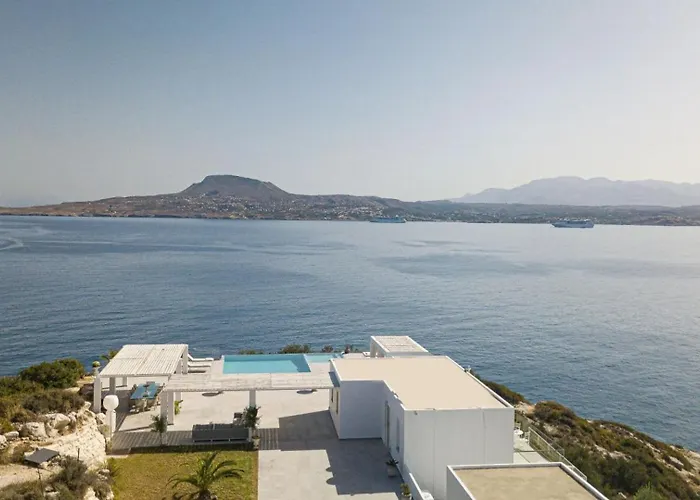 Seafront Luxury Escape With Infinity Pool ヴィラ