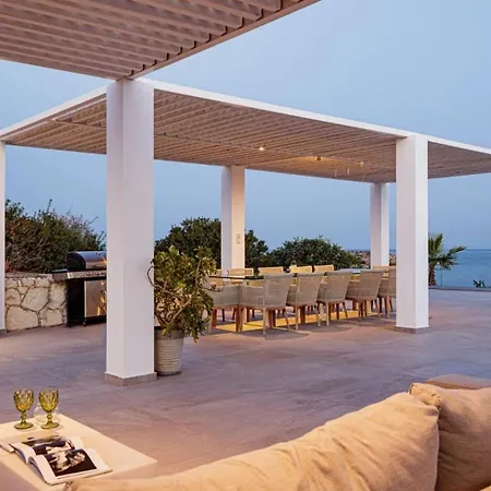 Seafront Luxury Escape With Infinity Pool וילה