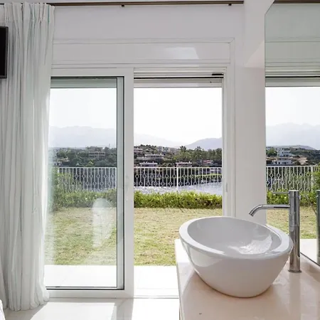 Seafront Luxury Escape With Infinity Pool וילה *